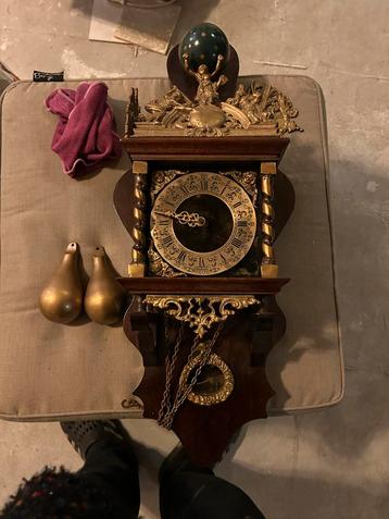 Antieke Wandklok met Slinger en Gewichten beschikbaar voor biedingen