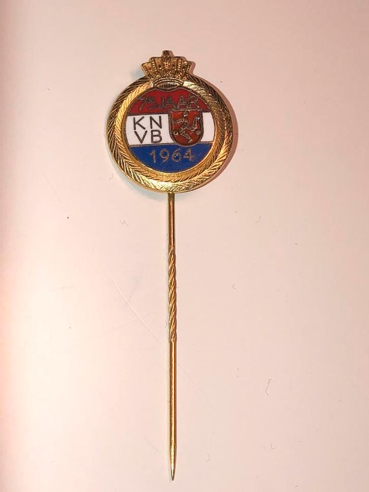 Zeldzaam - Speldje 75 jaar KNVB 1964 Lengte: 62 mm, Verzamelen, Speldjes, Pins en Buttons, Gebruikt, Speldje of Pin, Sport, Ophalen of Verzenden