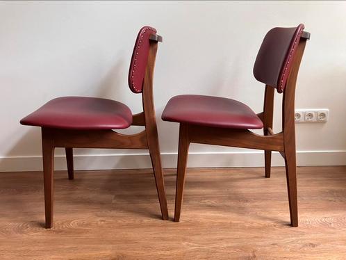 2 vintage stoelen teakhout met rood skai, Huis en Inrichting, Stoelen, Gebruikt, Twee, Hout, Leer, Stof, Rood, Ophalen
