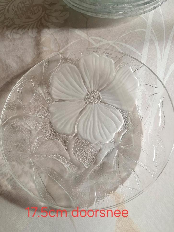 Gebaksbordjes 17.5cm '' Viola'' reliëf glas, Huis en Inrichting, Keuken | Servies, Zo goed als nieuw, Bord(en), Overige stijlen
