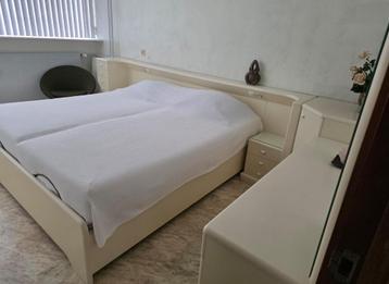 Bedmeubelement en kaptafel (gratis) beschikbaar voor biedingen
