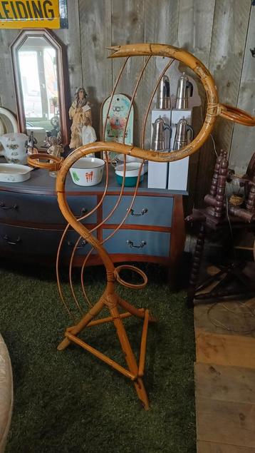 Vintage rotan slang beschikbaar voor biedingen