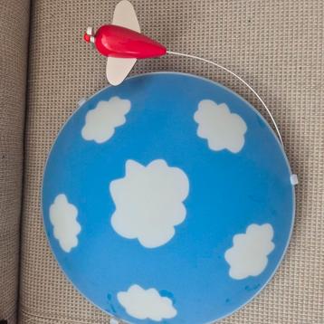 Plafondlamp wolk met vliegtuigje beschikbaar voor biedingen