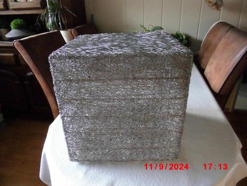 POEF TAFELTJE VOETENBANK 35X 25X25 ZILVER/ALUMINIUM KOOPJE, Huis en Inrichting, Banken | Voetenbanken en Poefen, Zo goed als nieuw