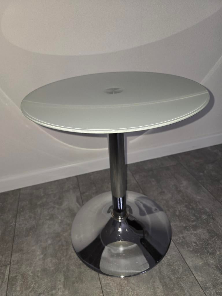 Te koop! Stijlvolle glazen bijzettafel met metalen voet 54cm, Rond, Glas, Modern, Ophalen