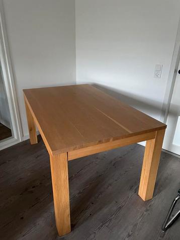 Mooie tafel beschikbaar voor biedingen