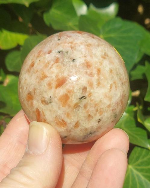 Zonnesteen bol 5 cm, Verzamelen, Mineralen en Fossielen, Mineraal, Ophalen of Verzenden