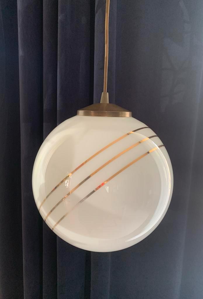 Vintage Massive (?) hanglamp opaline glazen bol, Huis en Inrichting, Lampen | Hanglampen, Gebruikt, Minder dan 50 cm, Glas, Kunststof