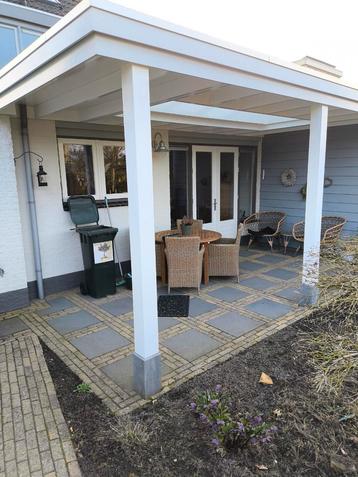 GRATIS: 8,5 m2 betontegels en 30 m2 klinkers beschikbaar voor biedingen