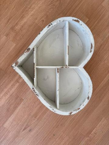 Wanddecoratie: houten hart beschikbaar voor biedingen