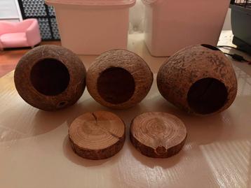 3 kokosnoot huisjes en 2 mini boomstammen hele set beschikbaar voor biedingen
