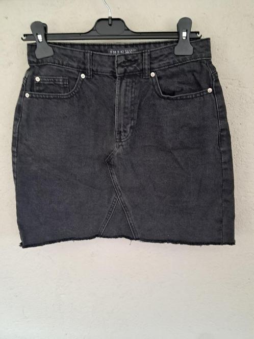 Leuke zwarte spijkerrok maat 38, Kleding | Dames, Rokken, Zo goed als nieuw, Maat 38/40 (M), Zwart, Boven de knie, Ophalen of Verzenden