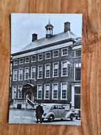 ansichtkaart Breda Stadhuis met auto, Ophalen of Verzenden, 1940 tot 1960, Ongelopen, Noord-Brabant
