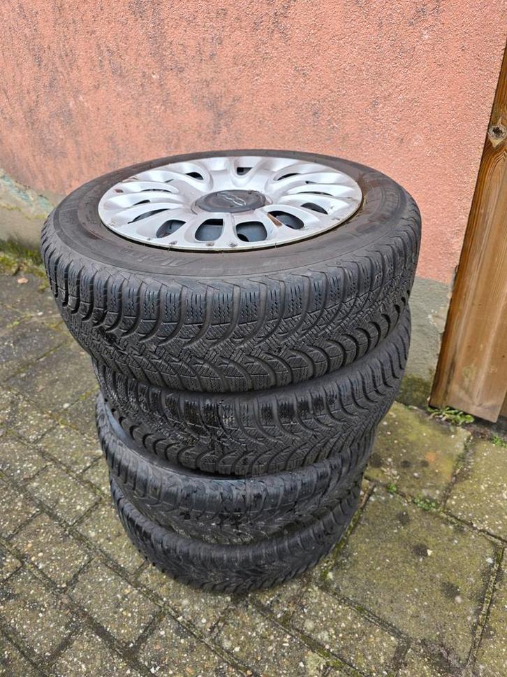 Fiat 500 Winterbanden met stalen velg en wieldop, Auto-onderdelen, Banden en Velgen, Banden en Velgen, Winterbanden, 15 inch, 175 mm