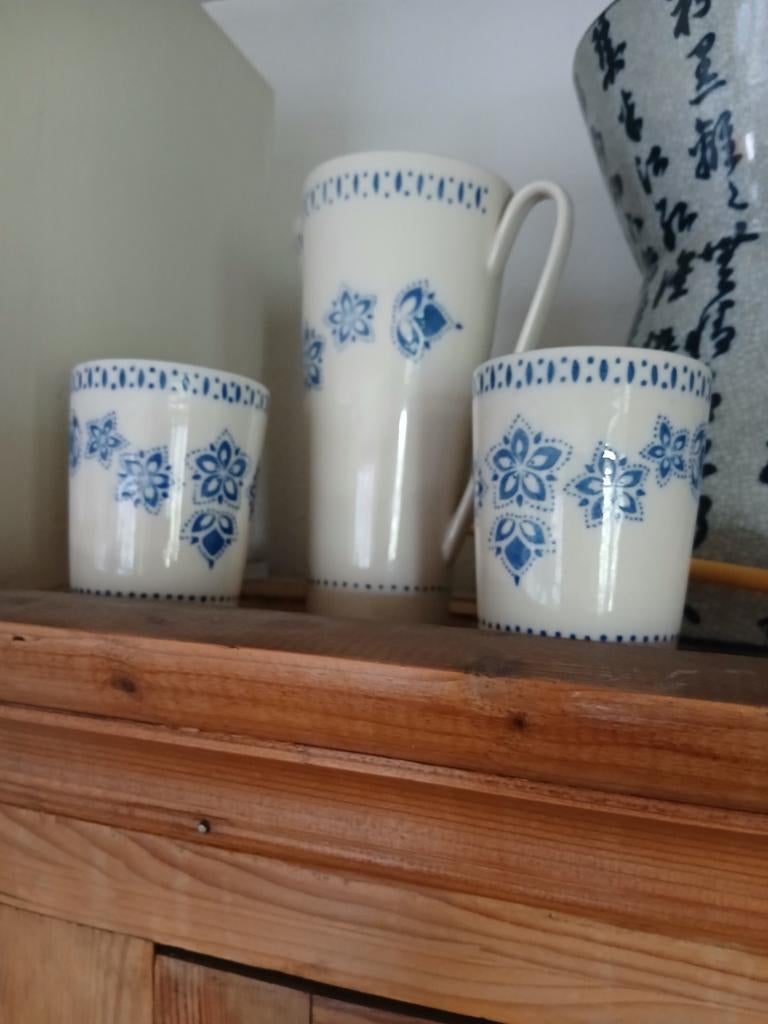 Mooie blauw witte melkkan met 2 bekers, Ophalen of Verzenden