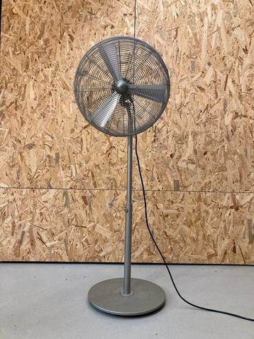 Staande design Ventilator – Stadler Form beschikbaar voor biedingen
