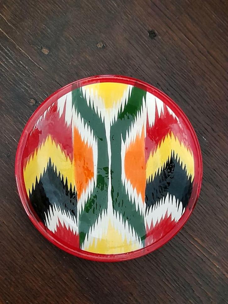 Nieuw handgemaakt Ooezbeeks schaaltje met levendige kleuren, Antiek en Kunst, Curiosa en Brocante, Ophalen of Verzenden