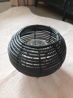Decoratie kaars (zwart rotan), Huis en Inrichting, Woonaccessoires | Kandelaars en Kaarsen, Ophalen, Overige materialen, Zwart