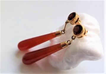 Prachtige gouden oorbellen met druppelvormig carneool beschikbaar voor biedingen