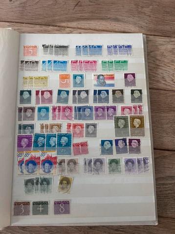 Postzegels Wereld Verzameling met Album beschikbaar voor biedingen