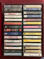 Diverse muziek-cassettes 30 st. in bordauxrood koffertje, Ophalen, Overige genres, Zo goed als nieuw, Origineel