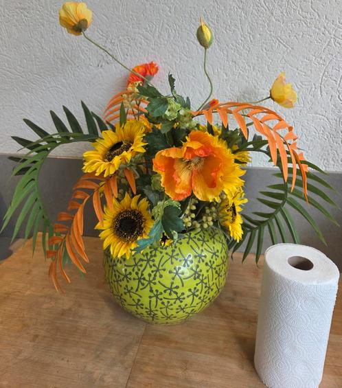 Zgn zijden bloemstuk met kunstbloemen incl vaas, bloempot, Huis en Inrichting, Woonaccessoires | Kunstplanten en Kunstbloemen
