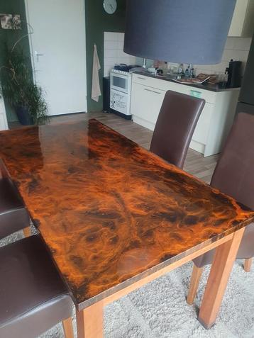 Houten tafel epoxy finish beschikbaar voor biedingen