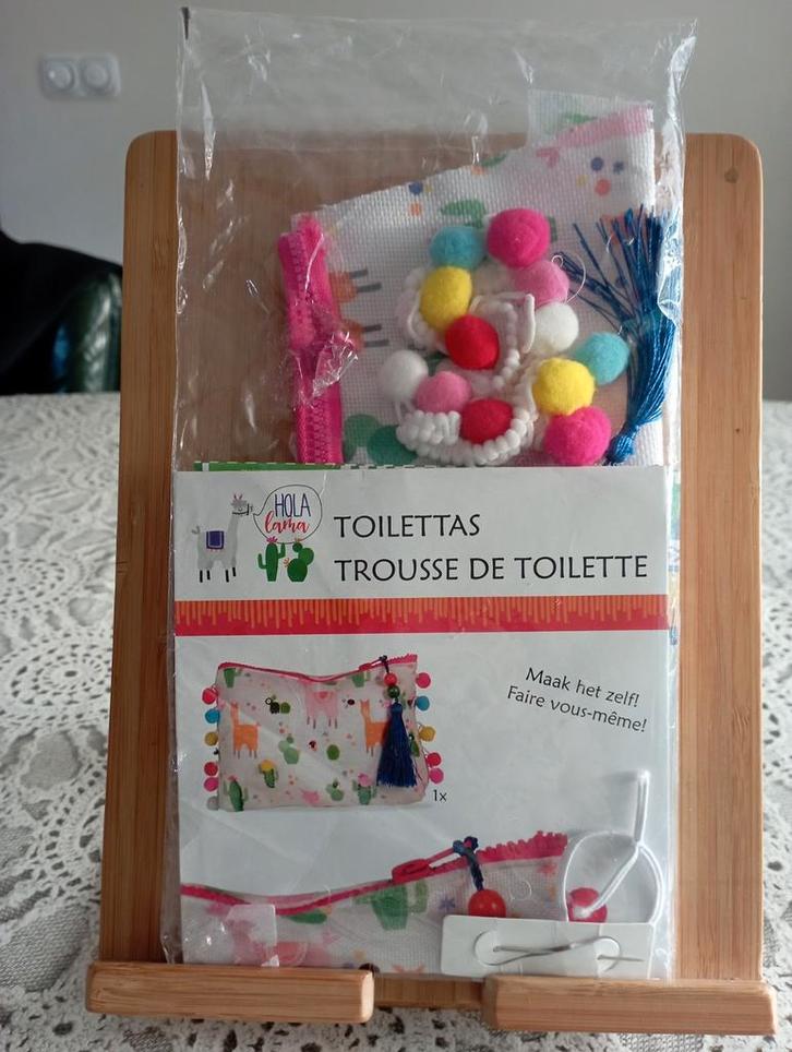 Knutselsetje / maak het zelf - Lama toilettas, nieuw, Hobby en Vrije tijd, Knutselen, Nieuw, Materiaal, Ophalen of Verzenden