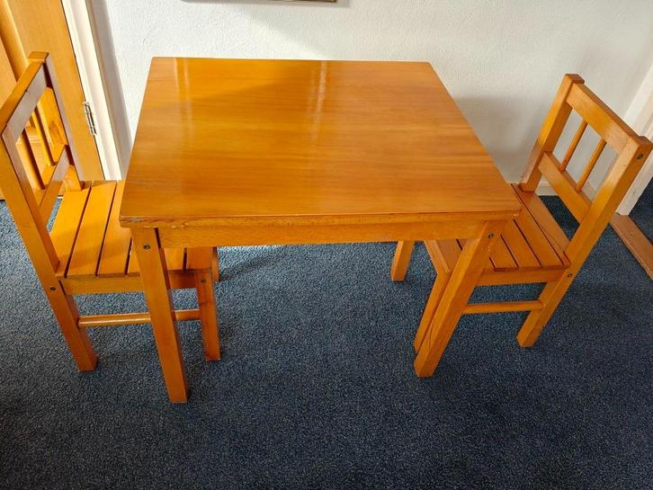 tafel en 2 stoeltjes voor kinderen - Ikea, Kinderen en Baby's, Kinderkamer | Tafels en Stoelen, Gebruikt, Tafel(s) en Stoel(en)