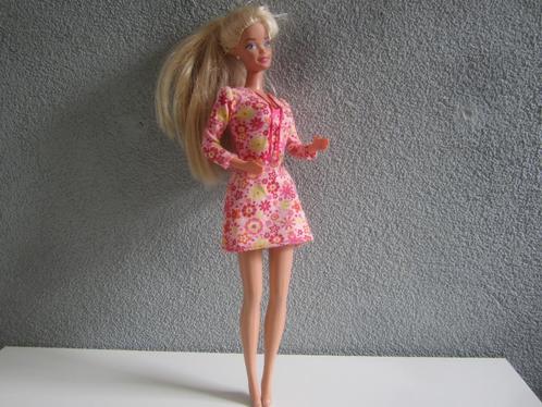 Vintage retro Barbie Mattel 1966 met oorbellen, Verzamelen, Poppen, Zo goed als nieuw, Pop, Ophalen of Verzenden