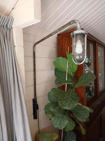 Antieke /brocante industriël draaibare Franse wandlamp uniek beschikbaar voor biedingen