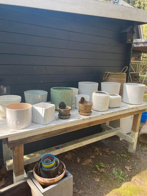 Super mooie bloempotten wit en grijs groen, Tuin en Terras, Bloempotten, Zo goed als nieuw, 25 tot 40 cm, Rond, Ophalen of Verzenden