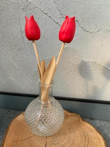 TULP AARDEWERK OP HOUTEN STEEL ROOD NIEUW beschikbaar voor biedingen