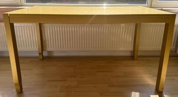 Gouden tafel met uitschuifbare plank voor extra zitplek! 