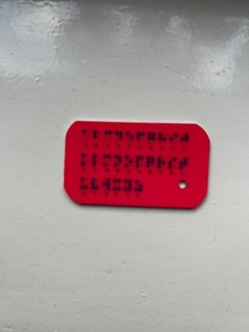 Braille communicatie alfabet op metalen plaatje beschikbaar voor biedingen