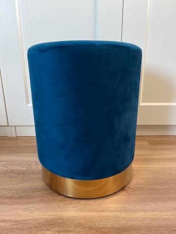 Donkerblauwe poef met gouden rand beschikbaar voor biedingen