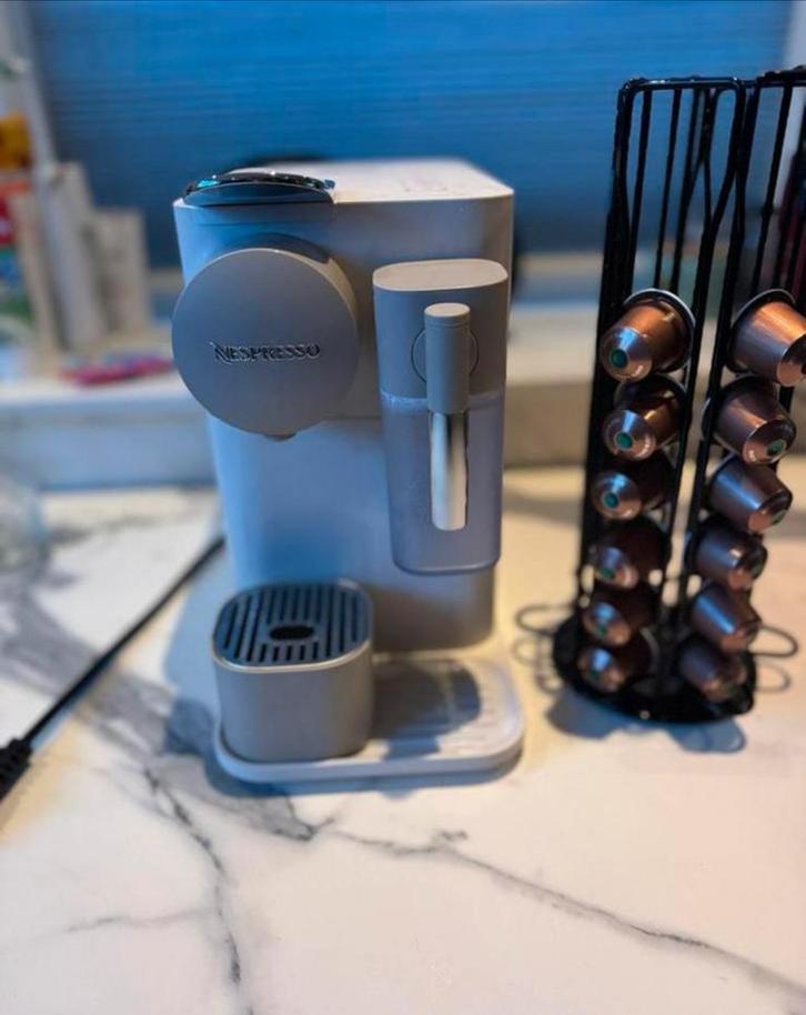 DeLonghi nespresso latissima one, Witgoed en Apparatuur, Koffiezetapparaten, Koffiemachine, Ophalen