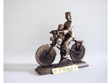 Nieuw bronzen beeld vrouw / moeder met kind op fiets. beschikbaar voor biedingen