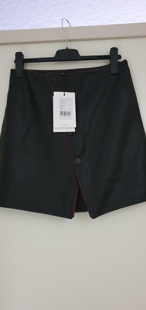 Nieuw lamsleren rok van Nikkie maat 40, Kleding | Dames, Rokken, Nieuw, Maat 38/40 (M), Zwart, Boven de knie, Ophalen of Verzenden