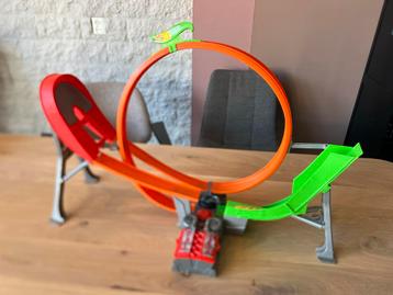 Hot Wheels Racebaan met Looping en motortje beschikbaar voor biedingen