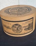 Hoedendoos, met zwarte opdruk outdoors world, Ophalen of Verzenden