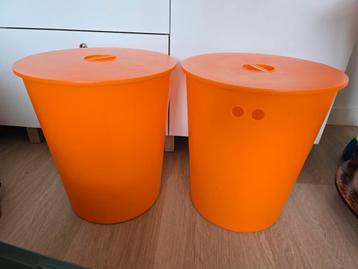 2 Oranje Plastic Opbergtonnen beschikbaar voor biedingen