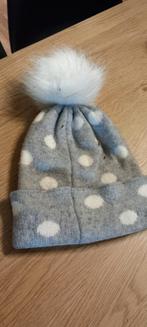 Leuke grijze muts met witte stippen en pompon - Maat 62, Kinderen en Baby's, Babykleding | Mutsen, Sjaals en Wanten, Maat 62, Jongetje of Meisje