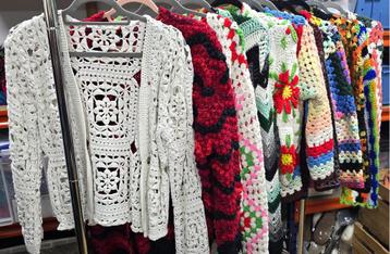 Wholesale partij 10 vintage gehaakte vesten + 1 gratis beschikbaar voor biedingen