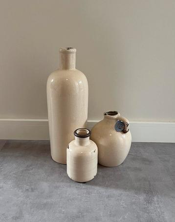 Set decoratieve vazen beschikbaar voor biedingen