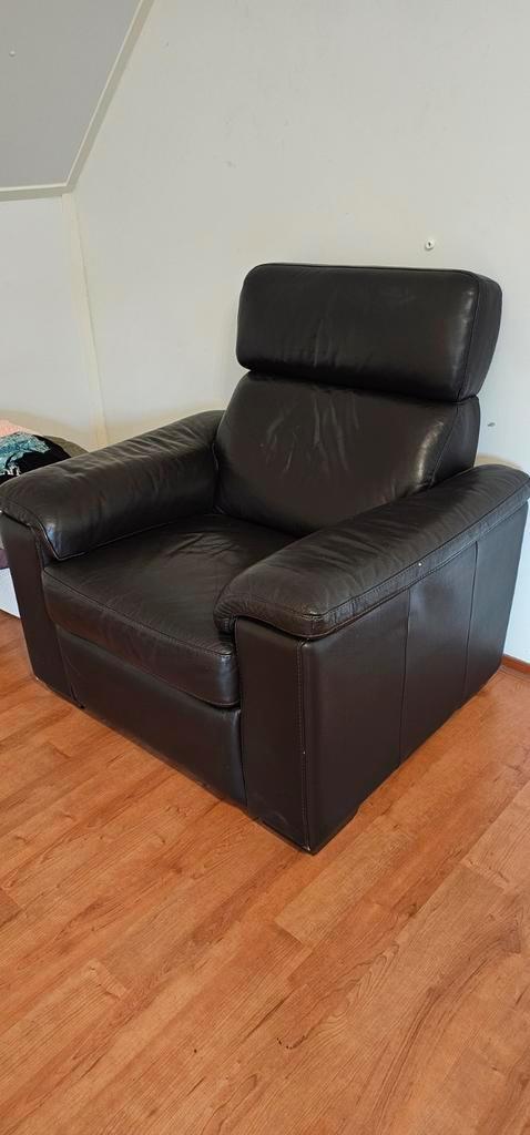 Zwarte 1‑zit‑bank met uitklapbare voetensteun – Super comfor, Huis en Inrichting, Banken | Sofa's en Chaises Longues, Gebruikt