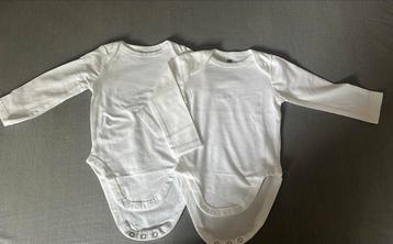 Setje witte rompers beschikbaar voor biedingen
