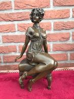 pikant bronzen beeld, zittende dame, Ophalen of Verzenden