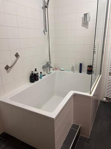 Bathtub barely used and in good condition