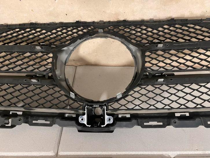 Mercedes-Benz Grill W205 (360 Grade camera), Auto-onderdelen, Carrosserie en Plaatwerk, Bumper, Mercedes-Benz, Voor, Gebruikt